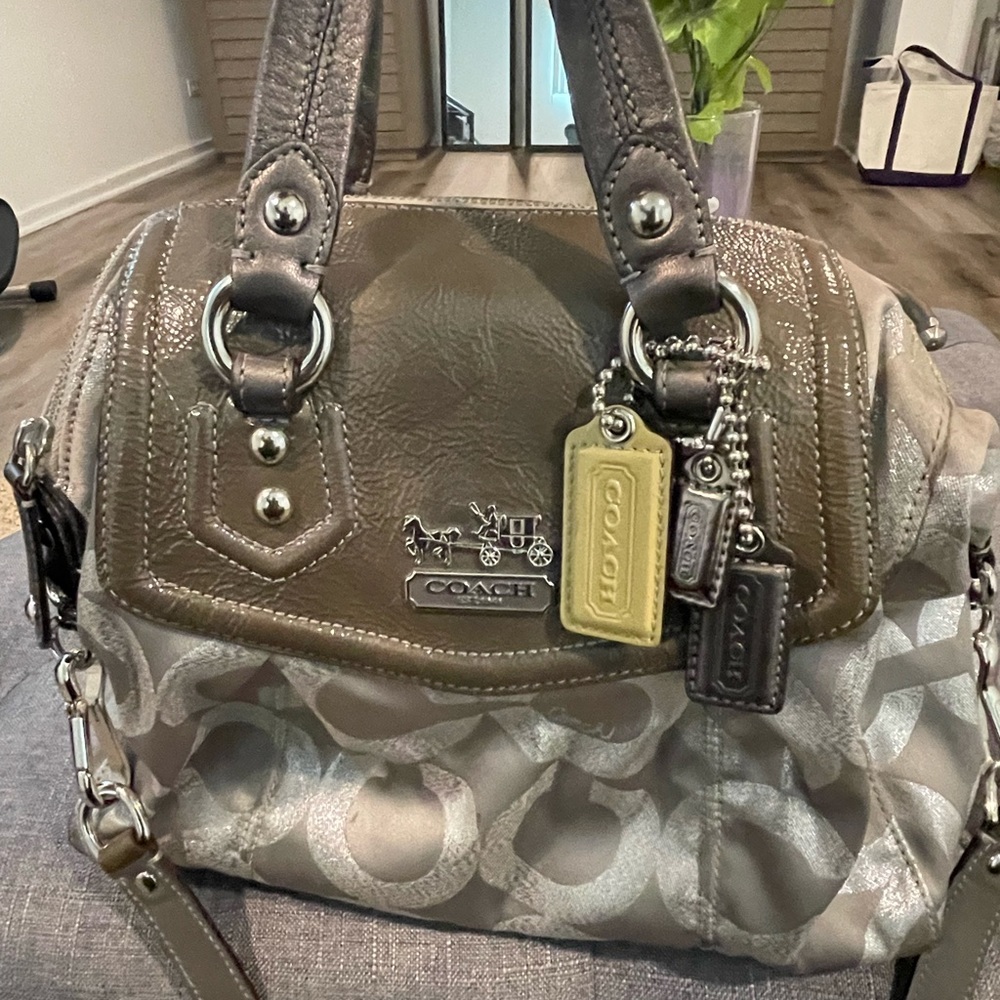 Automatic coach purse